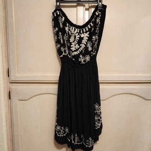 Boho Style Black Strapless Dress!!! (M) White Floral Embroidery & Flowing A Line - Picture 4 of 8